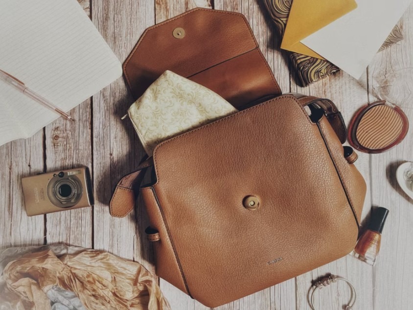 Difference between a Satchel and a Handbag